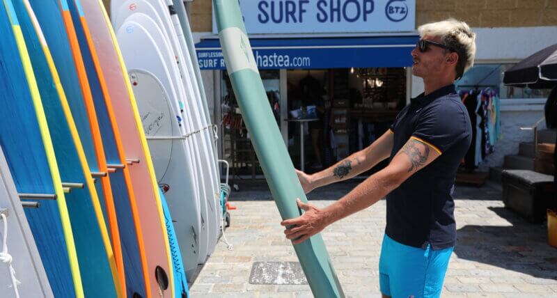 Comment choisir sa planche de surf quand on débute ?