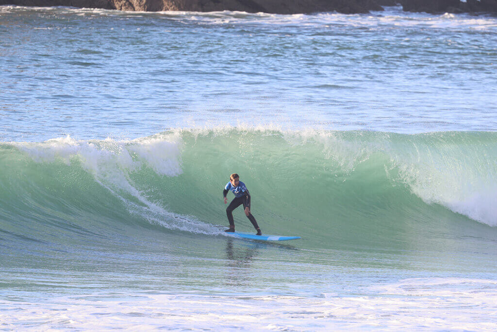 Surfer à biarritz pendant les vacances de février